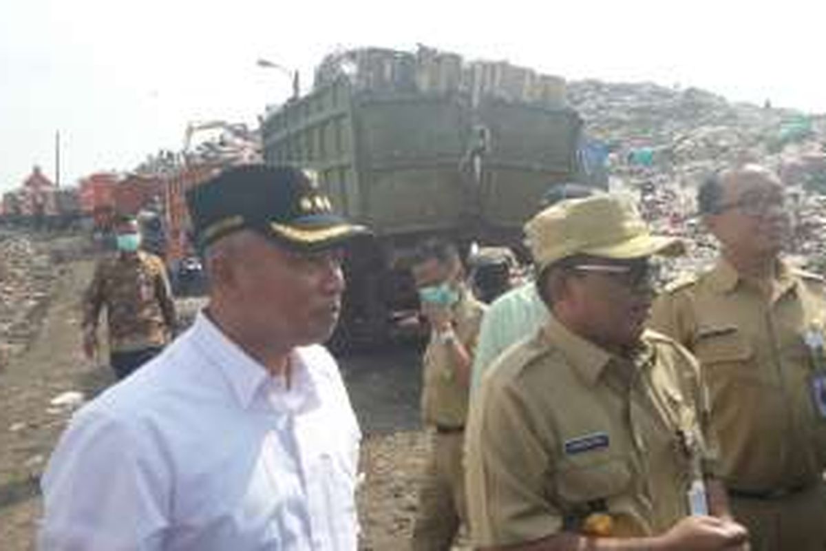 Wali Kota Bekasi Rahmat Effendi dan Pelaksana tugas Gubernur DKI Jakarta Sumarsono di TPST Bantargebang, Bekasi, Selasa (8/11/2016). 