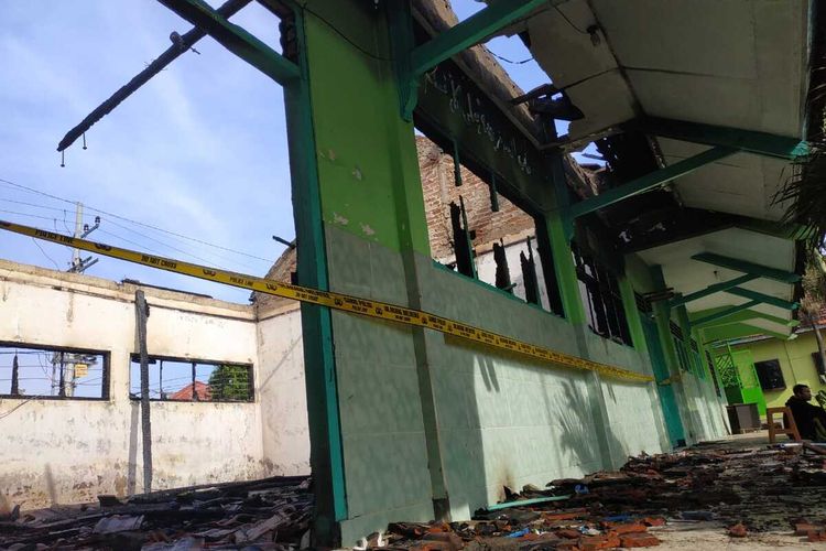 Kondisi ruang laboratorium di Madrasah Aliyah (MA) Syarif Hidayatullah, Desa Medali, kecamatan Puri, Kabupaten Mojokerto, Jawa Timur, usai terbakar pada Selasa (10/3/2020) dinihari.