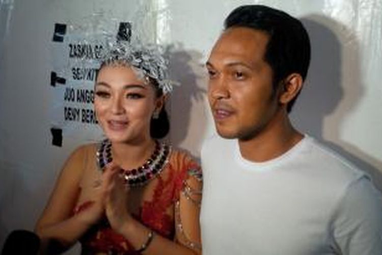 Penyanyi dangdut Zaskia Gotik bersama keksihnya, Arief Fitriansah, diabadikan saat merayakan pergantian tahun, di Pantai Karnaval, Ancol, Jakarta Utara, Kamis (31/12/2015).