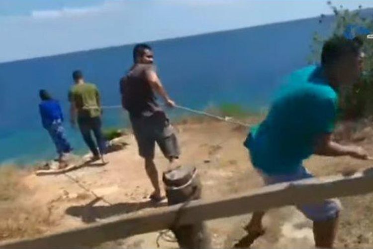 Tim Passaka yang dipimpin Kasatreskrim Polres Majene, AKP Pandu Arief Setiawan berhasil menyelamatkan perempuan yang mencoba bunuh diri di Pantai Dato, Kecamatan Banggae Timur.