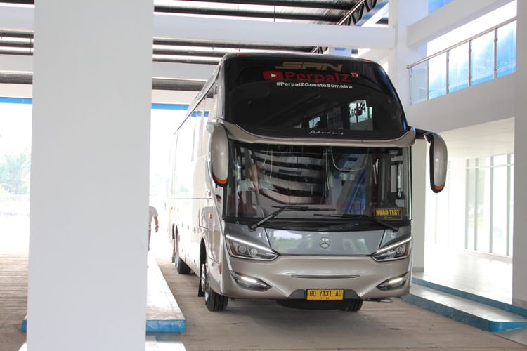 Bus PO SAN di Terminal Anak Air Padang