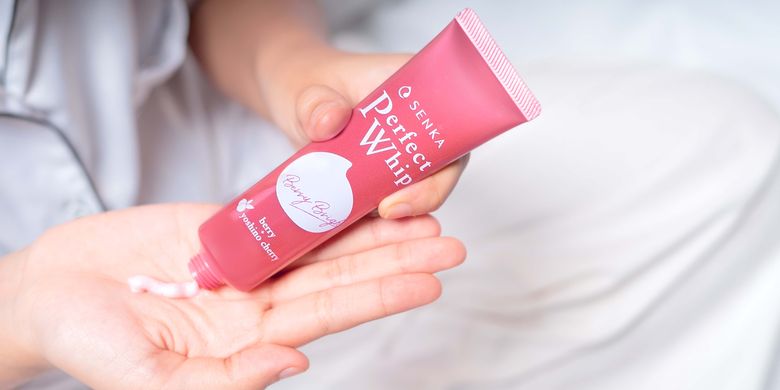 Senka Perfect Whip Berry Bright adalah varian whip foam terbaru dari Senka.