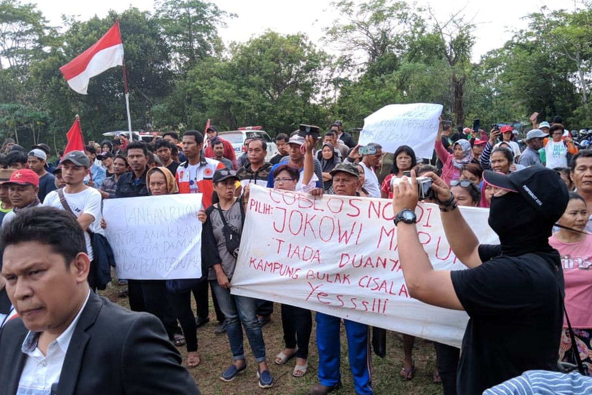 Warga Kampung Bulak, Cisalak, Depok melakukan demonstrasi saat diadakan penertiban oleh Satpol PP Kota Depok, Senin (11/11/2019)