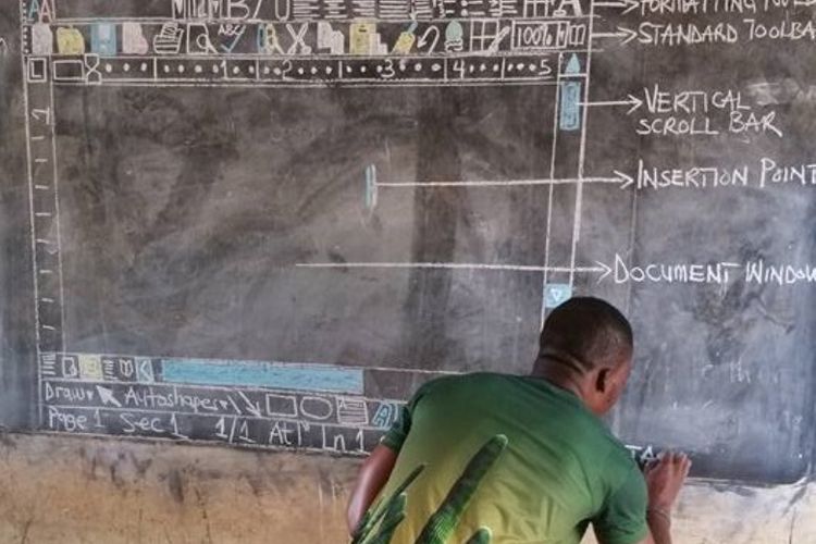 Guru TIK di Ghana yang menggambar tampilan Microsoft Word di papan tulis di depan murid-muridnya.