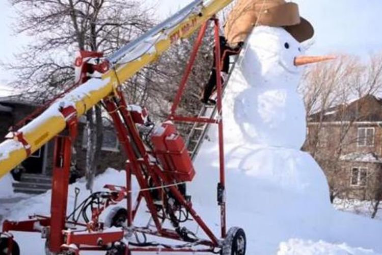 Sebuah keluarga di Manitoba, Kanada menghabiskan waktu selama tiga minggu untuk mendirikan sebuah boneka salju setinggi enam meter di pekarangan rumah mereka. 