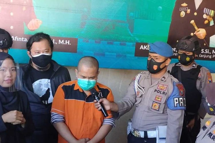 Heru Pengedar Sabu dengan Kedok Relawan Anti-Narkoba saat dilakukan rilis di Mapolres Pelabuhan Tanjung Perak, Selasa (6/7/2021).