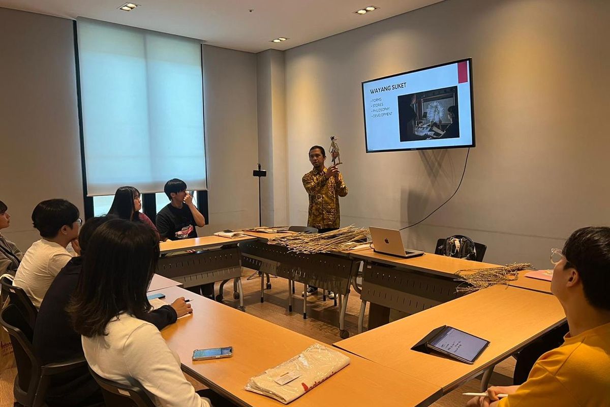 Salah satu proses pengenalan wayang suket ke mahasiswa Busan University of Foreign Studies, Korea Selatan