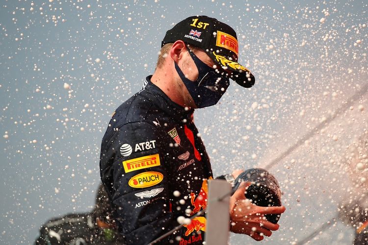 Pebalap Red Bull Max Verstappen disemprot sampanye setelah memenangi balapan F1 70th Anniversary GP di Silverstone pada 9 Agustus 2020.