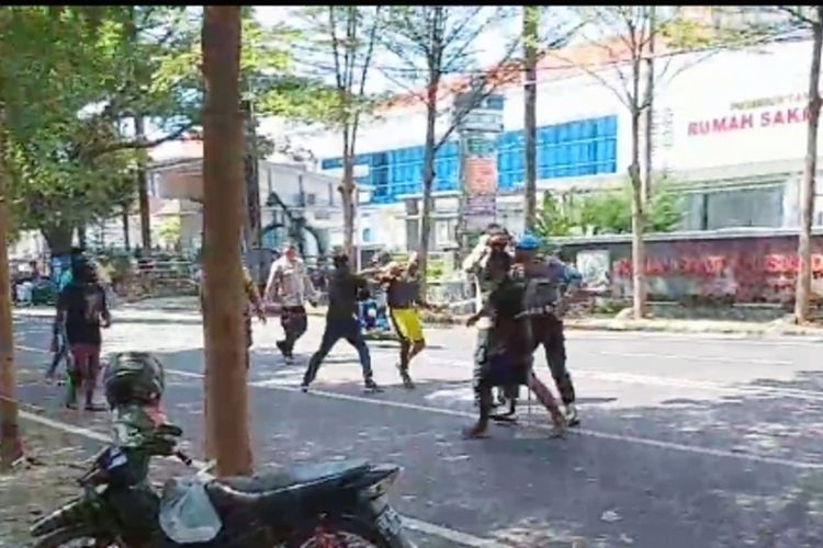 Suasana kericuhan di depan Asrama Papua Makassar yang diserang sekelompok orang di Jalan Lanto Daeng Pasewang, Kota Makassar, Sulawesi Selatan (Sulsel), pada Senin (1/5/2023)