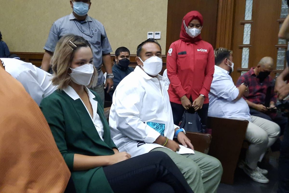 Nia Ramadhani (kiri) dan Ardi Bakrie (kanan) saat menghadiri sidang vonis kasus narkoba di Pengadilan Negeri (PN) Jakarta Pusat, Selasa (11/11/2022).