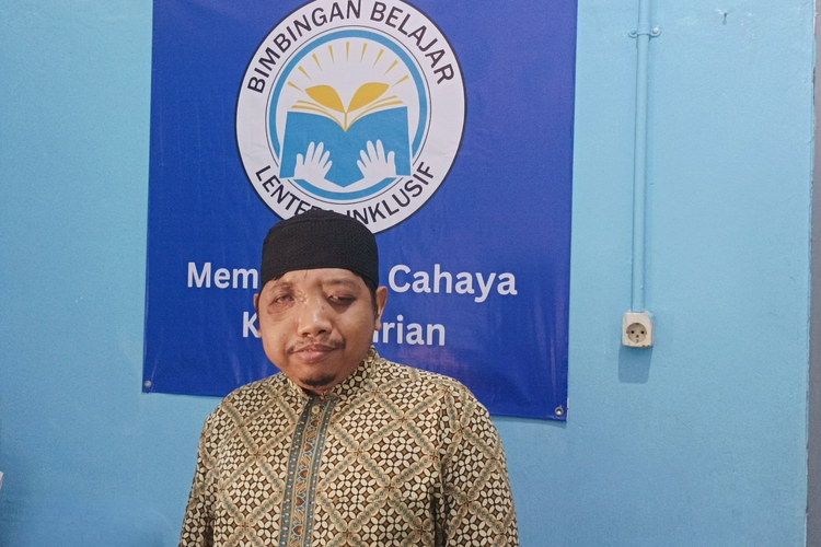 Sofyan Sukmana seorang guru penyandang disabilitas netra yang memiliki bimbingan belajar bagi disabilitas dan non disabilitas. 