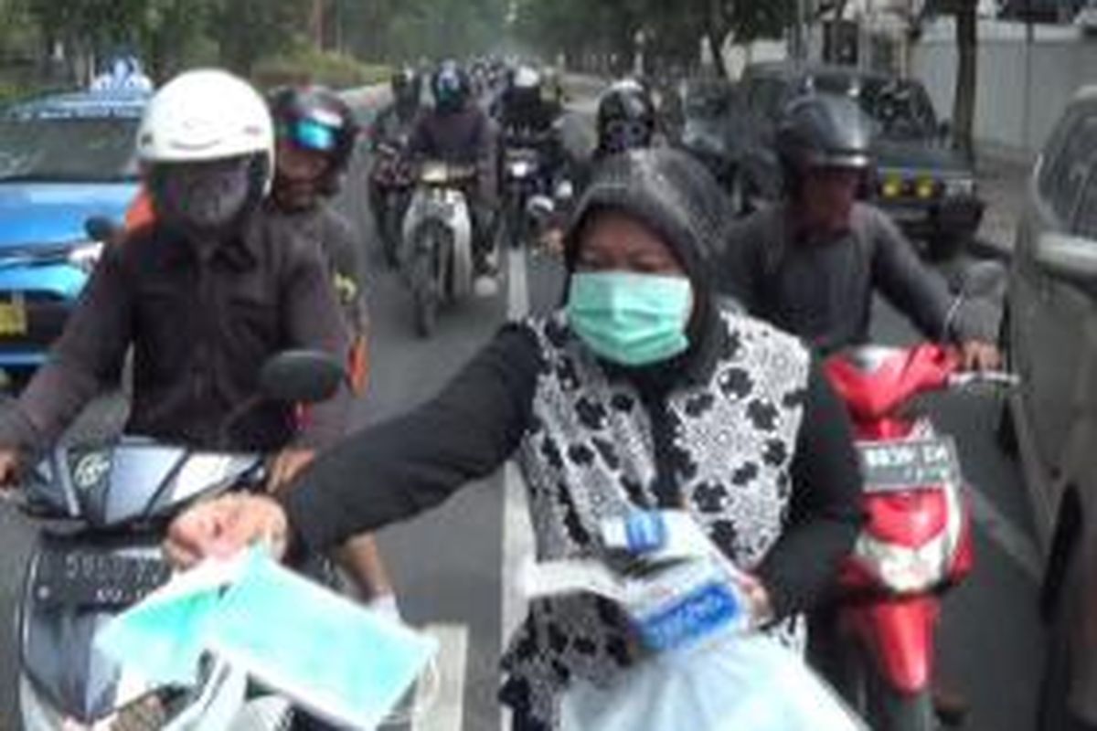 Risma bagi-bagi masker pada pengguna jalan.