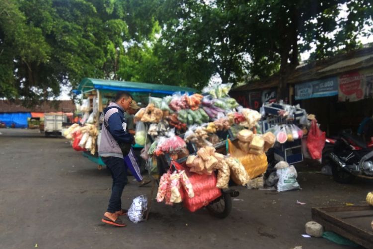 Memiliki anggota Pedagang sayur keliling lebih dari 2000 pedagang, omset penjualan pedagang sayur Etek Lawu di Kabupaten Magetan Jawa Timur mencapai 1,5 miliar rupiah setiap hari.