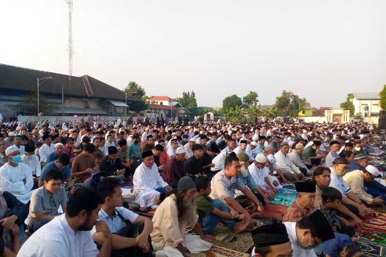 Sebagian warga Yogyakarta melaksanakan salat idul adha, Minggu (16/6/2024) di parkiran GOR Amongrogo
