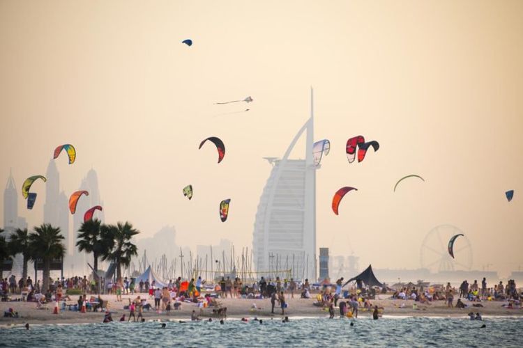 Suasana di Pantai Kite, Dubai.