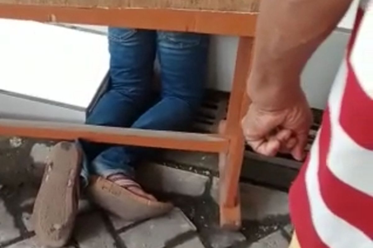 Tangkapan layar pria ditindih dengan kayu dan bangku