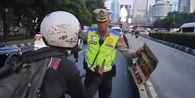 Pura-pura Kehabisan Bensin di Tengah Jalan Gatot Subroto, Pemotor Ditegur Polisi