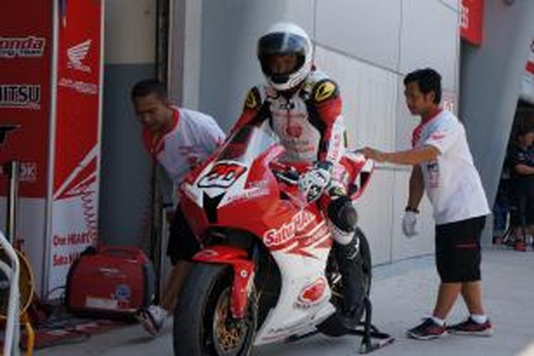 Pebalap Dimas Ekky Pratama saat akan memasuki lintasan di Asia Road Racing Championship 2015 di Sepang Malaysia