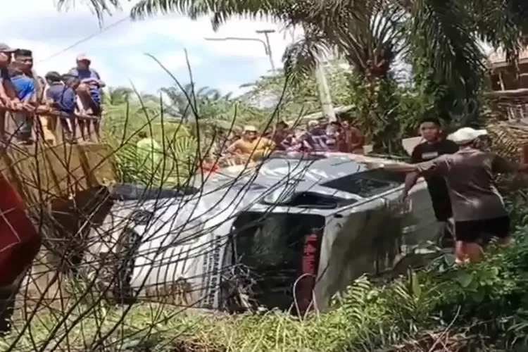 Mobil MBG Tergelincir Masuk Sungai di Muratara, Diduga Sopir Mengantuk
