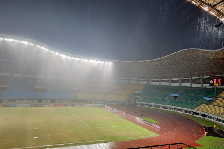 Suasana Stadion Patriot Candrabhaga, Bekasi, menjelang laga final Piala AFF U19 2022 antara Malaysia dan Laos, Jumat (15/7/2022) malam WIB.