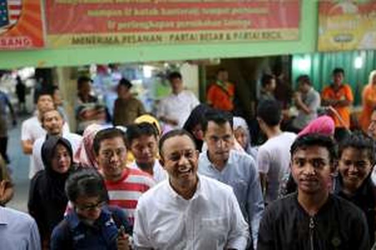 Bakal calon gubernur DKI Jakarta Anies Baswedan saat berkunjung ke Pasar Tanah Abang Blok A, F dan G di Jakarta Pusat, Jumat (21/10/2016). Kedatangan Anies Baswedan dalam rangka berdiskusi dengan para penjual seputar pasar untuk permasalahan yang ada di Jakarta.