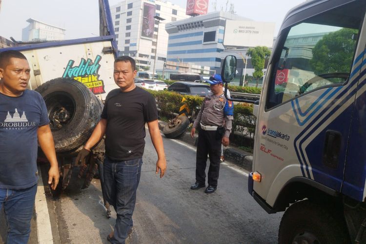 Truk Tabrak Separator Busway di Cawang Jaktim, Sudah Dievakuasi dan Lalin Kembali Lancar