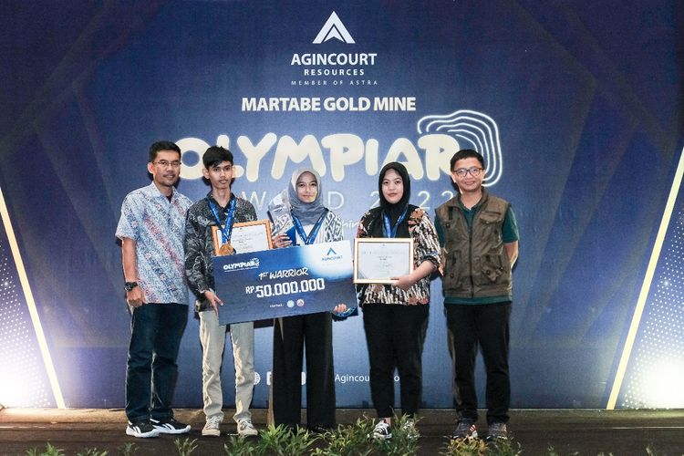 im Magsite dari Universitas Diponegoro meraih Juara I dalam Olimpiade Agincourt Resources (OlympiAR) 2022 yang pertama kalinya diadakan PT Agincourt Resources. Tim Magsite (tengah) berfoto bersama Wakil Presiden Direktur PT Agincourt Resources Ruli Tanio (kanan) dan Ketua MGEI, STJ Budi Santoso (kiri)