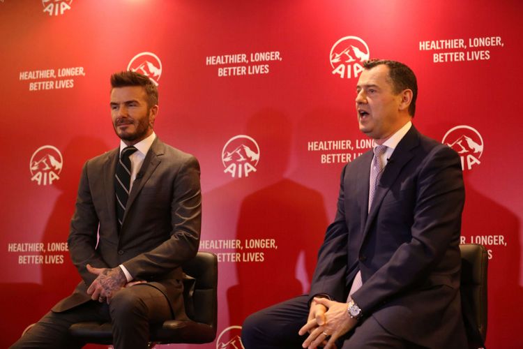 AIA Ambassador David Beckham (Kiri) dan Group Chief Marketing Officer AIA Group Stuart A. Spencer saat menghadiri acara Temu Media AIA di Hotel Raffles, Kuningan, Jakarta, Senin (26/03/2018). Dalam acara ini AIA bersama David Beckham mengajak masyarakat Indonesia untuk hidup lebih sehat, lebih lama, lebih baik.