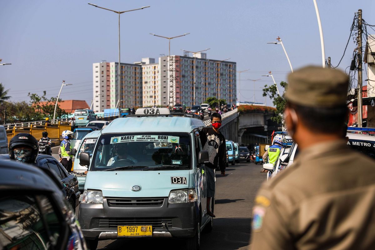 Petugas gabungan dalam Operasi Yustisi Protokol COVID-19 menggelar razia angkutan umum yang melanggar batas kapasitas angkutan orang di Kawasan Tanah Abang, Jakarta Pusat, Senin (21/9/2020). Operasi Yustisi tersebut dilaksanakan untuk menertibkan masyarakat agar lebih disiplin dalam menerapkan protokol kesehatan pencegahan penyebaran Covid-19.