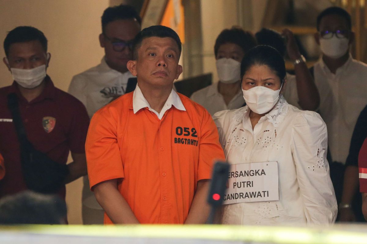 Tersangka Ferdy Sambo dan Putri Candrawathi  saat menjalani rekonstruksi kasus pembunuhan Brigadir J di rumah dinas Ferdy Sambo, Duren Tiga, Jakarta Selatan, Selasa (30/8/2022). Tim Khusus (Timsus) Polri menggelar rekonstruksi kasus pembunuhan berencana Brigadir J atau Nofriansyah Yosua Hutabarat.