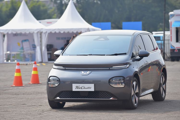 Test drive mobil listrik Wuling Cloud EV di PEVS 2025