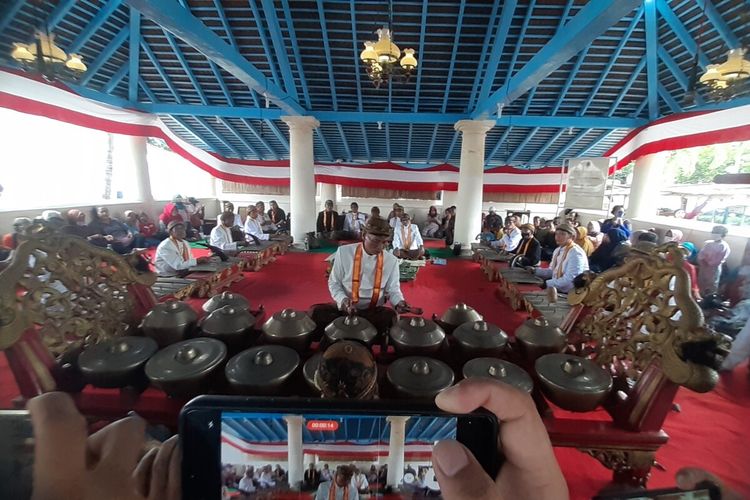 Seperangkat gamelan Kiai Guntur Madu di bangsal selatan ditabuh tanda dimulainya perayaan Sekaten di halaman Masjid Agung Solo, Sabtu (1/10/2022) siang.