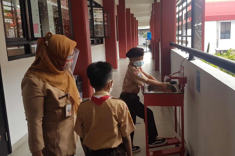 Uji coba sekolah tatap muka di SDN Palmerah 03, Jakarta Barat, Rabu (7/4/2021).