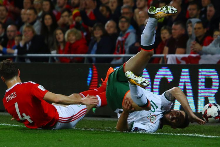 Bek Wales, Ben Davies (kiri), berduel dengan gelandang Republik Irlandia, Robbie Brady, dalam laga Grup D Kualifikasi Piala Dunia 2018 zona Eropa di Stadion Cardiff City, Cardiff, pada 9 Oktober 2017. 