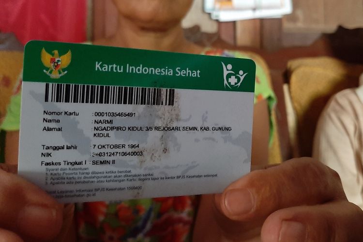 Narmi (55) warga Ngadipiro Kidul 003/005, Rejosari, Semin,  Gunungkidul, Menunjukkan KIS yang Sudah Tidak Aktif Jumat (14/6/2019)