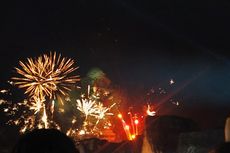 GWK Dipenuhi Wisatawan yang Saksikan Pesta Kembang Api pada Malam Tahun Baru