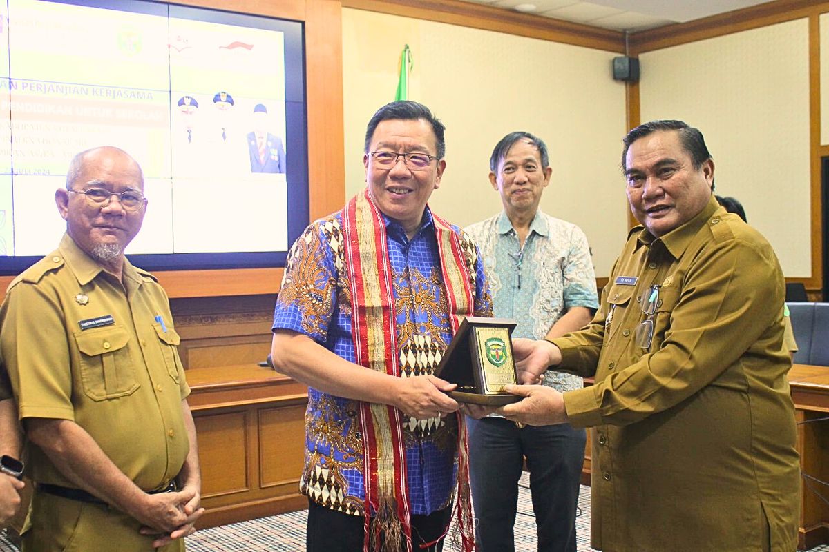 YPA-MDR meresmikan Perjanjian Kerja Sama dalam Program Bantuan Pendidikan Untuk Sekolah di
Kabupaten Kutai Barat, Kalimantan Timur.