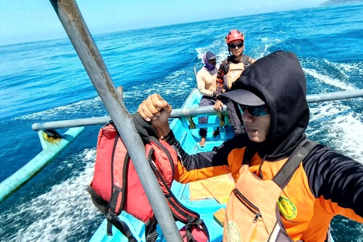 Tim SAR melakukan penyisiran di sepanjang tepi laut di perairan selatan Blitar dan Tulungagung dengan sebuah perahu jukung, Senin (11/9/2023) pagi.
