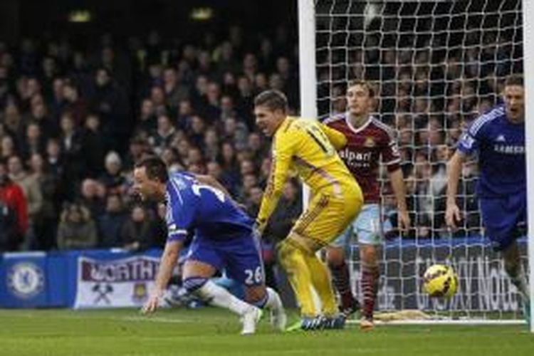 Bek Chelsea, John Terry (kiri), merayakan gol ke gawang West Ham United pada laga Premier League di Stamford Bridge, London, Jumat (26/12/2014).