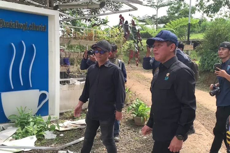 Menteri Lingkungan Hidup (LH) Hanif Faisol saat meninjau langsung proses pembongkaran delapan unit usaha wisata di kawasan Puncak Bogor, Jawa Barat, Minggu (27/7/2025).