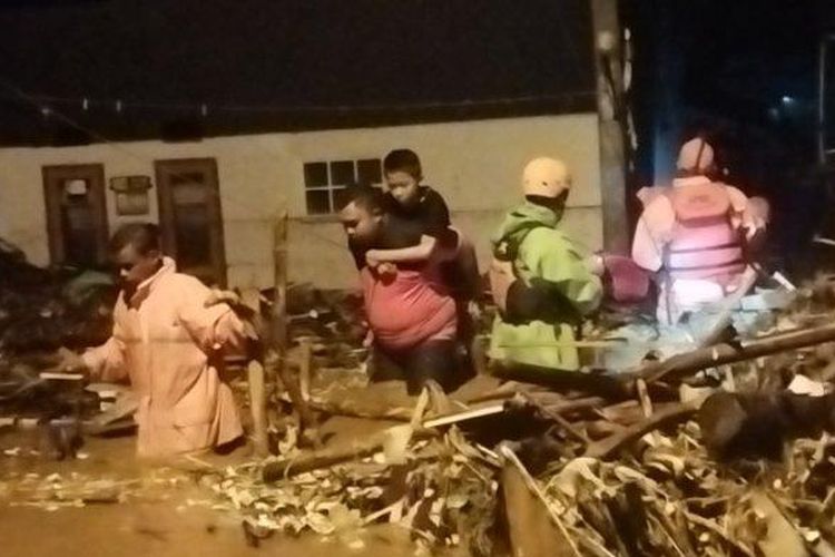 Banjir di Dayeuhkolot, Kabupaten Bandung, tepatnya di Kampung Lamajang Peuntas, Desa Citeureup, Kamis (11/1/2024), disebut memiliki arus yang deras.