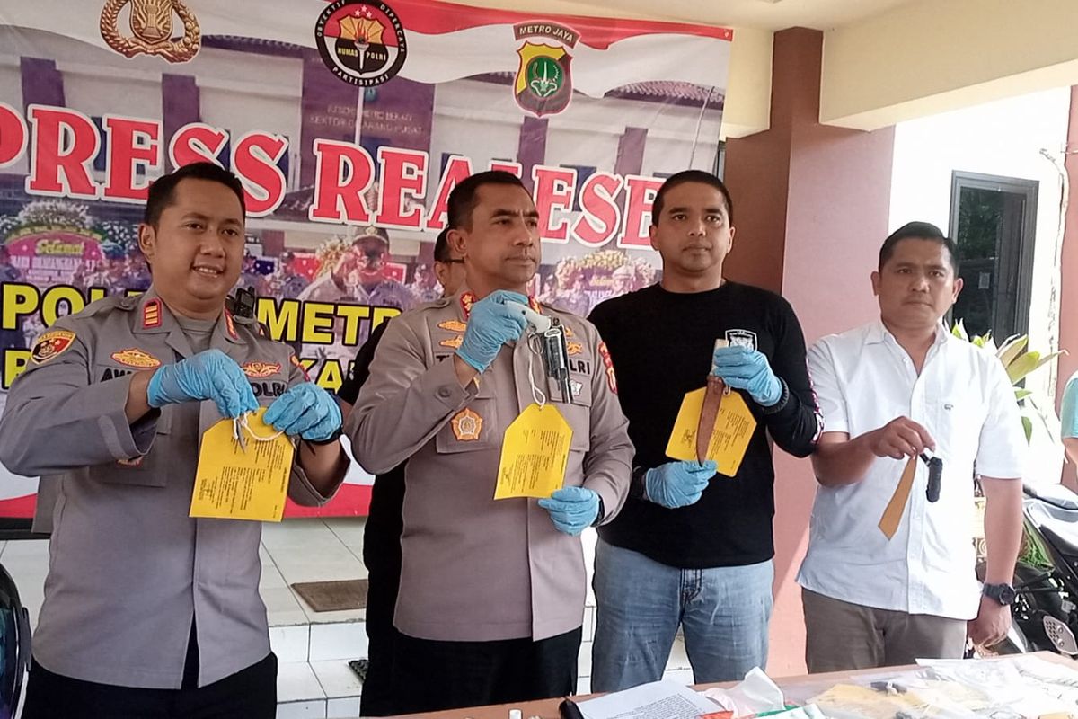 Kapolres Metro Bekasi Kombes Twedi Aditya Bennyahdi (dua dari kiri) saat rilis pers terkait penangkapan satu tersangka spesialis pencurian sepeda motor di Polsek Cikarang Pusat, Selasa (24/1/2023).