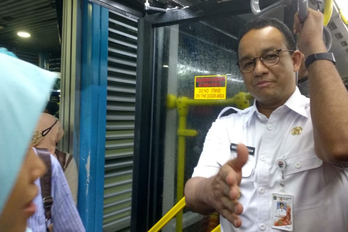 Gubernur DKI Jakarta Anies Baswedan saat naik bus transjakarta koridor 5C rute Harmoni-PGC 1 di Jakarta Timur, Senin (3/12/2018).
