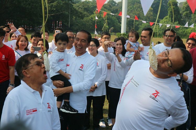 Wapres Jusuf Kalla dan Gubernur DKI Jakarta Anies Baswedan berlomba makan kerupuku