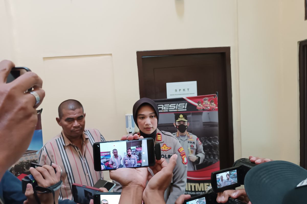 Kapolsek Cisauk AKP Syabillah Putri Ramadhani mengungkapkan kasus pencurian yang terjadi di sebuah minimarket di kawasan Setu, Tangsel. Hal itu disampaikannya kepada awak media di kantornya pada Senin (30/1/2023). 