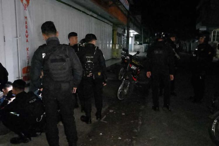 Tim Maung Galunggung Polresta Tasikmalaya, Jawa Barat, membubarkan puluhan remaja yang perang sarung di Jalan Padasuka dan Jalan Purbaratu Kota Tasikmalaya, Senin (18/3/2024) dini hari.