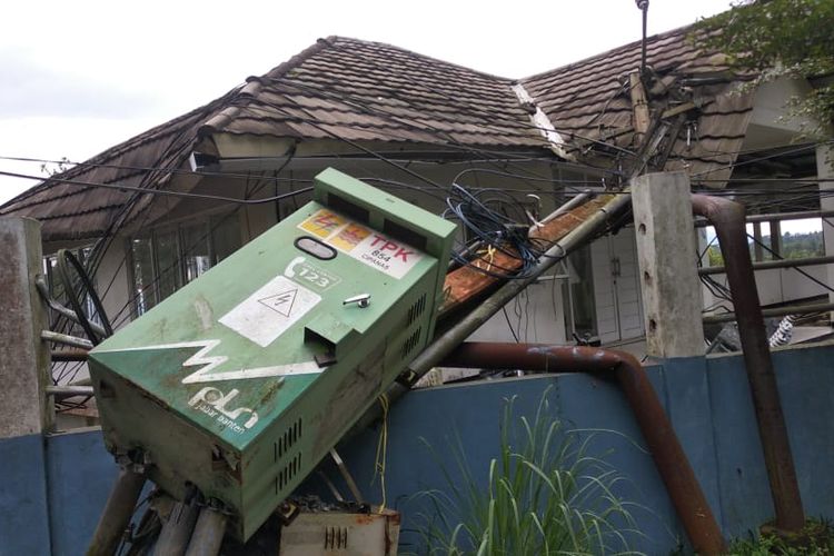 Tiang listrik roboh terkena dampak gempa Cianjur M 5,6 pada Senin (21/11/2022). 
