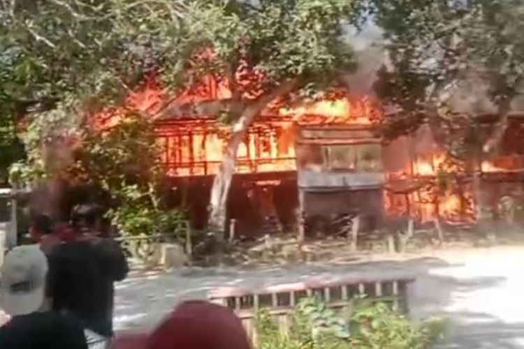 Kebakaran Rumah Panggung di Bone: 4 Bangunan Hangus, Wanita Penyandang Disabilitas Terluka