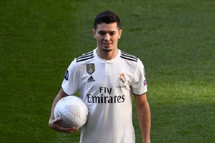 Brahim Diaz diperkenalkan sebagai pemain baru Real Madrid di Stadion Santiago Bernabeu, 7 Januari 2019. 