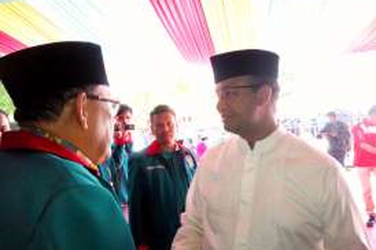 Anies Baswedan sedang berbincang dengan salah seorang kader Partai Idaman di sela acara Tasyakuran Rakernas Partai Idaman yang digelar di studio Soneta Record Indonesia, Jalan Tole Iskandar, Depok, Jawa Barat, Minggu (8/1/2017).